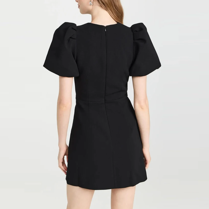 Vestido mini con recortes chic