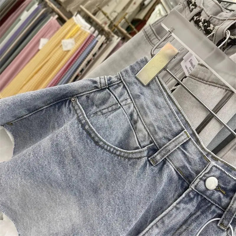 Shorts de denim con ribete de encaje para mujer: ajuste elegante y favorecedor