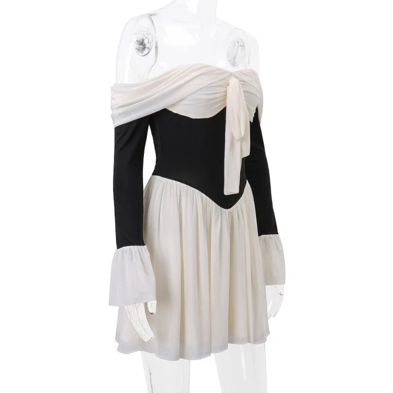 Vestido corto sin tirantes glamuroso