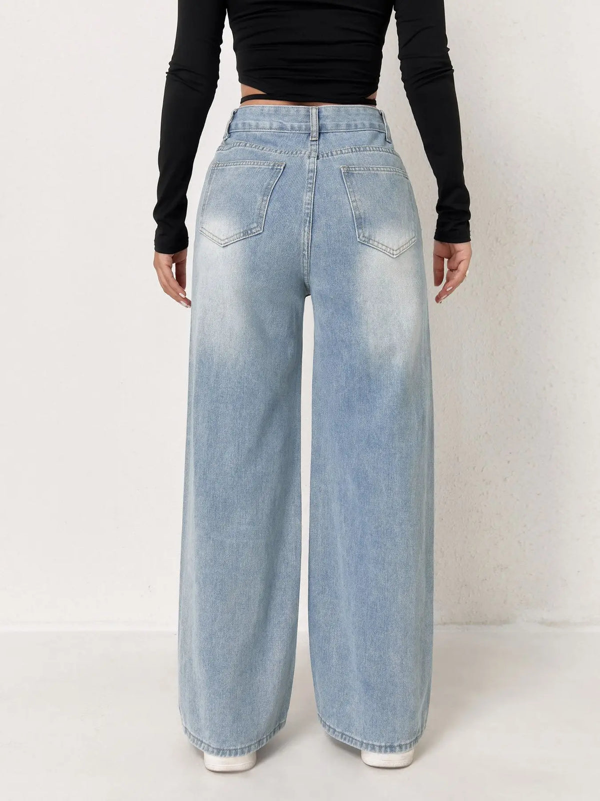 Vaqueros de denim azul claro de pierna ancha para un estilo sin esfuerzo.