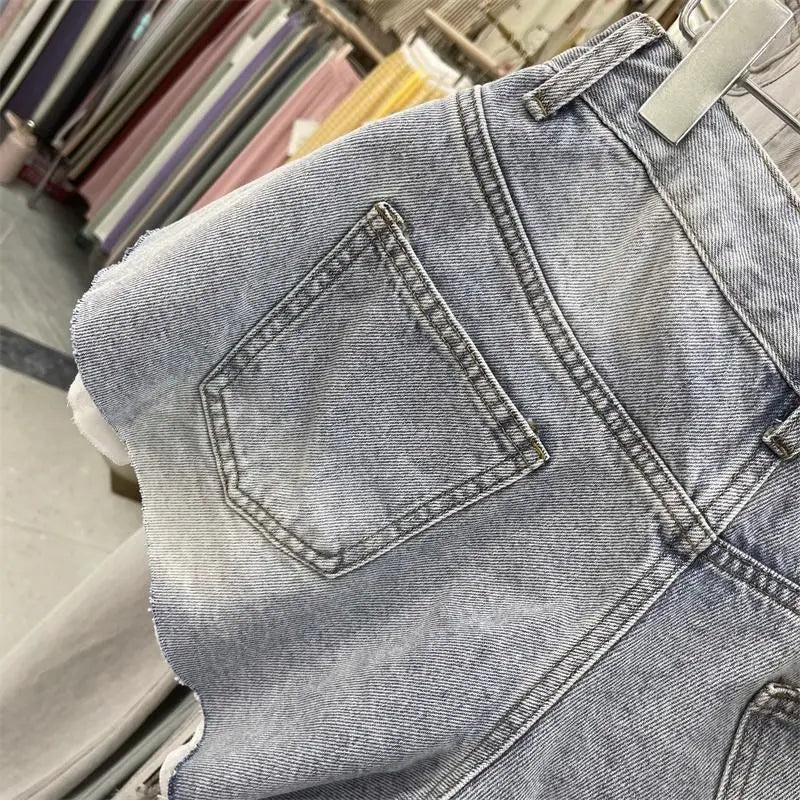Shorts de denim con ribete de encaje para mujer: ajuste elegante y favorecedor