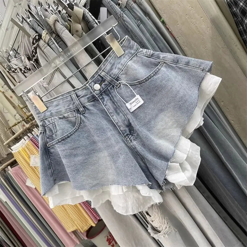 Shorts de denim con ribete de encaje para mujer: ajuste elegante y favorecedor