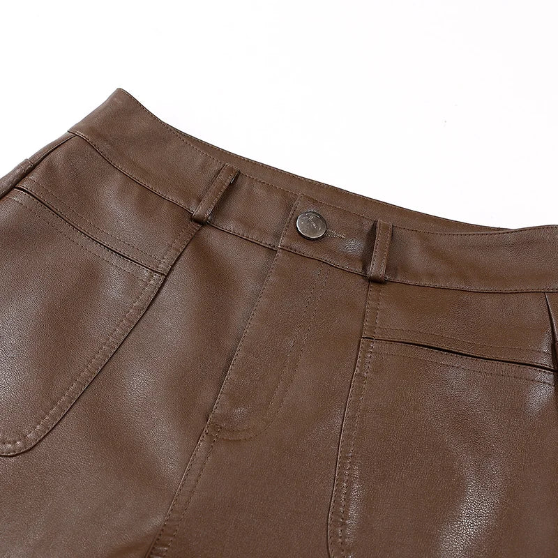 Bermudas de cuero para mujer con estilo