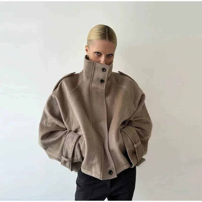 Abrigo elegante de cuello alto y de un solo pecho