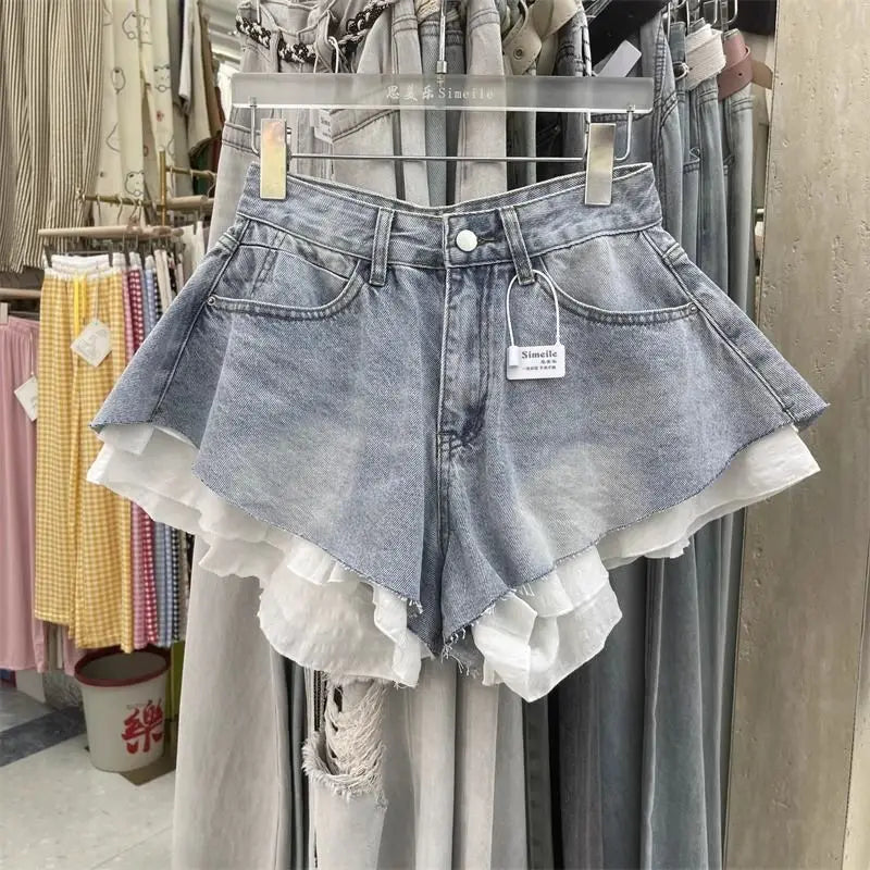 Shorts de denim con ribete de encaje para mujer: ajuste elegante y favorecedor