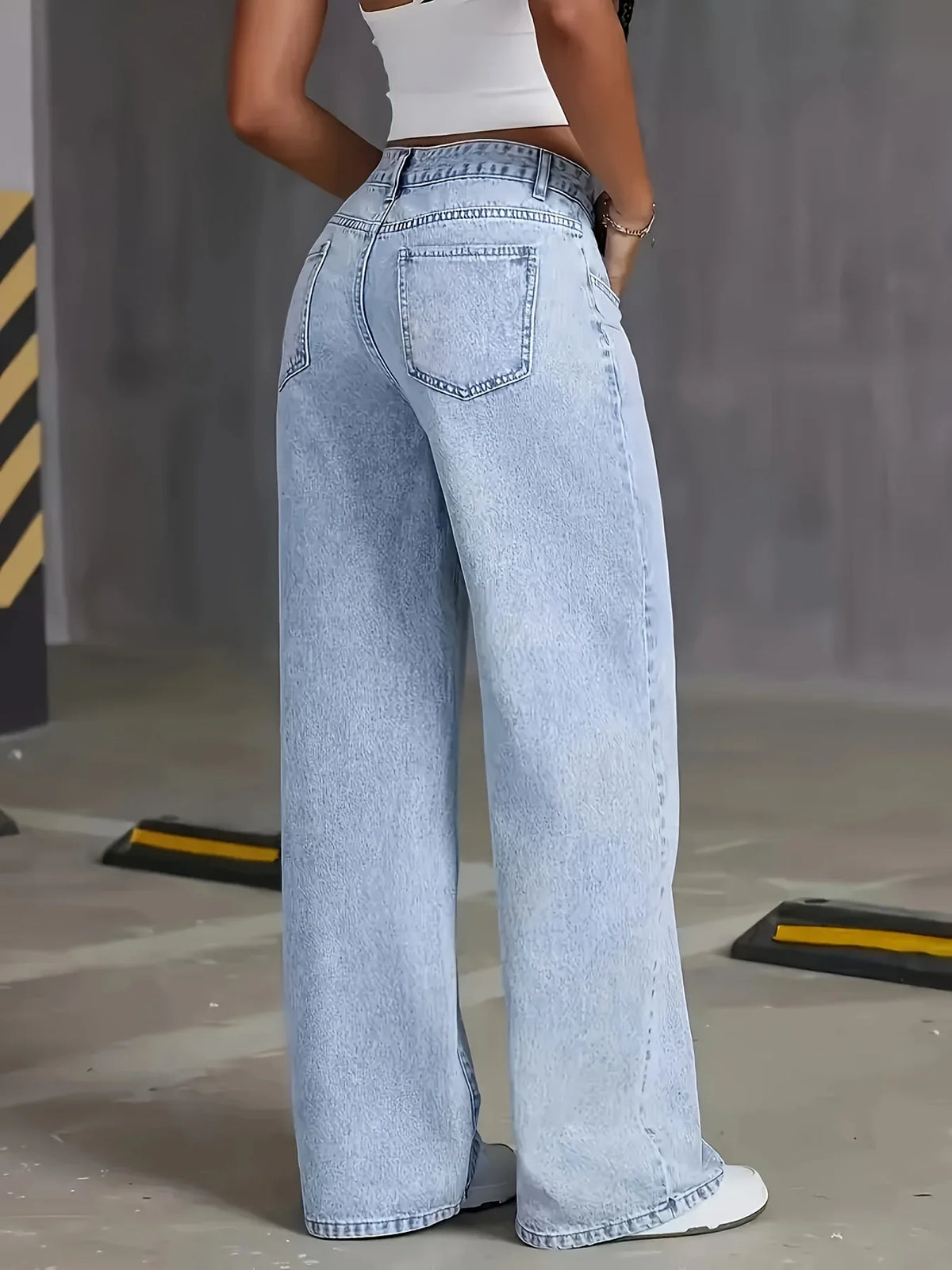 Vaqueros de denim azul claro de pierna ancha para un estilo sin esfuerzo.