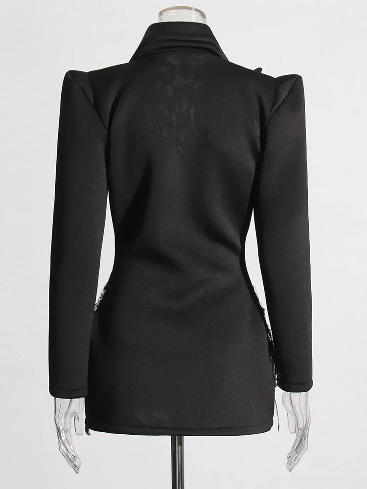 Vestido blazer con diamantes incrustados y paneles entrelazados